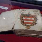 Un libro storico facente parte della donazione esposto al museo (foto di Mina Barcone)